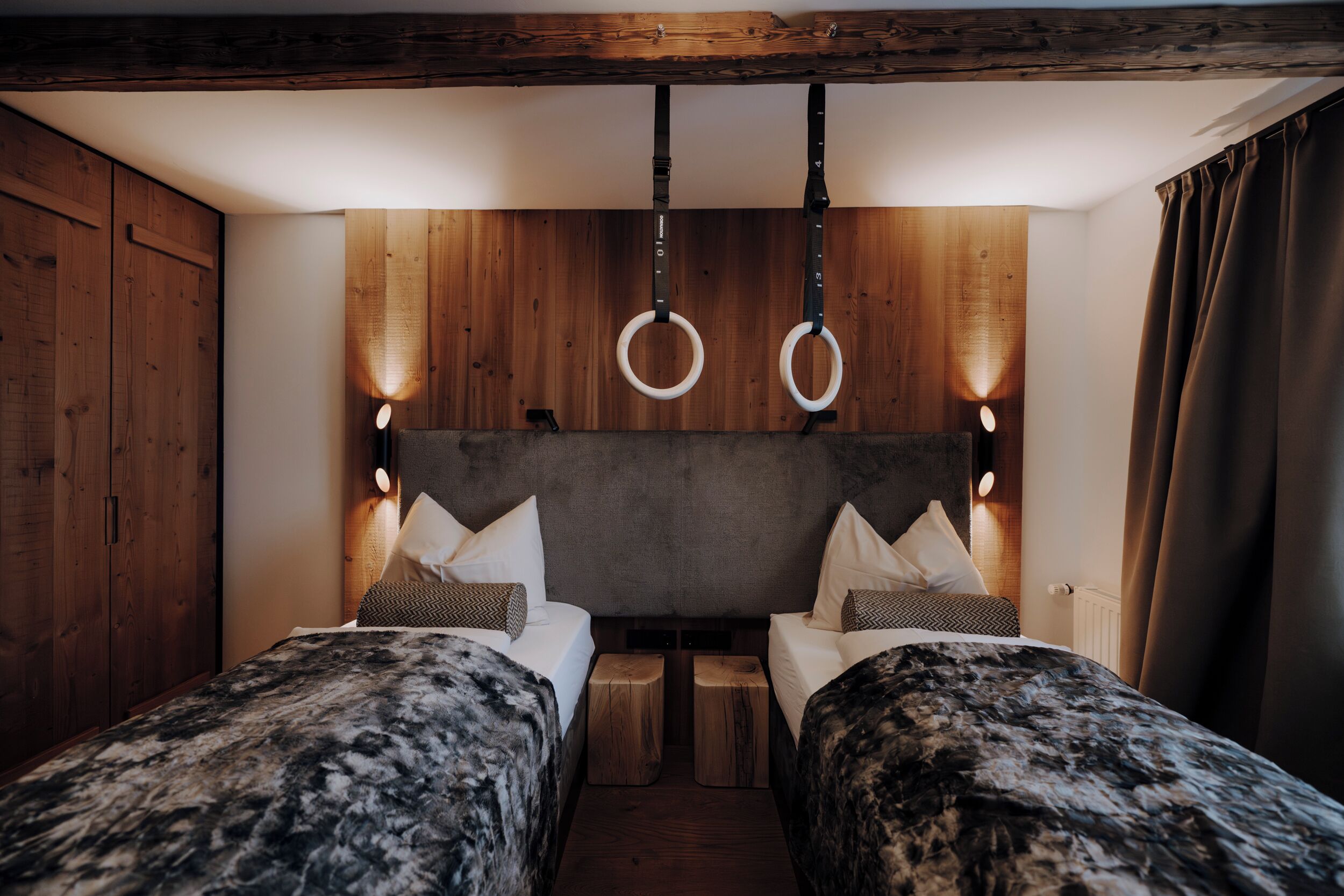 family room, 2 bedrooms, bathtub (classic) | 2 bedrooms, in-room safe, free wifi, bed sheets