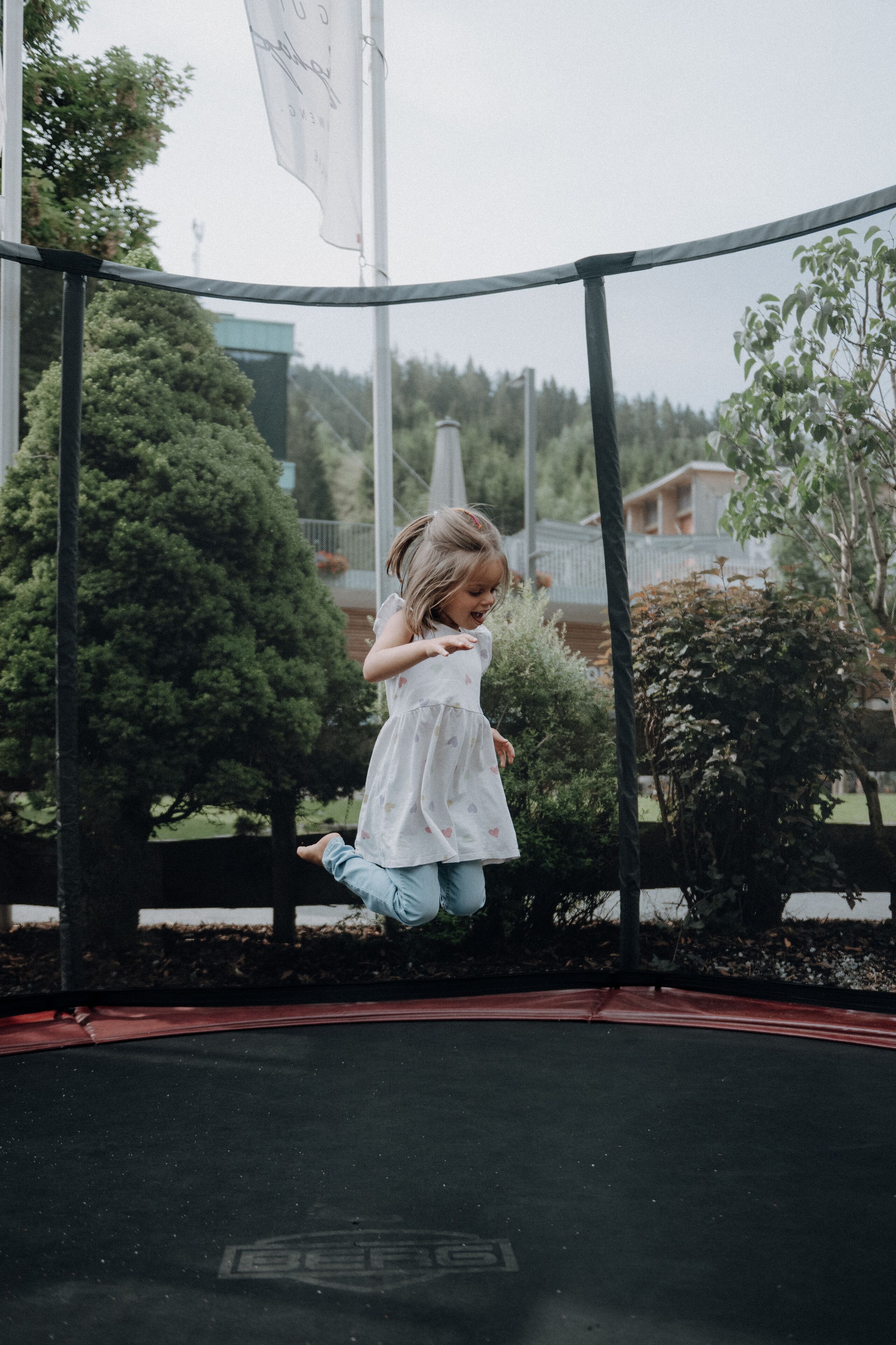 Un enfant qui joue sur un trampoline.