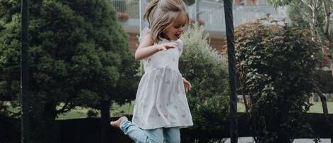 Un enfant qui joue sur un trampoline.