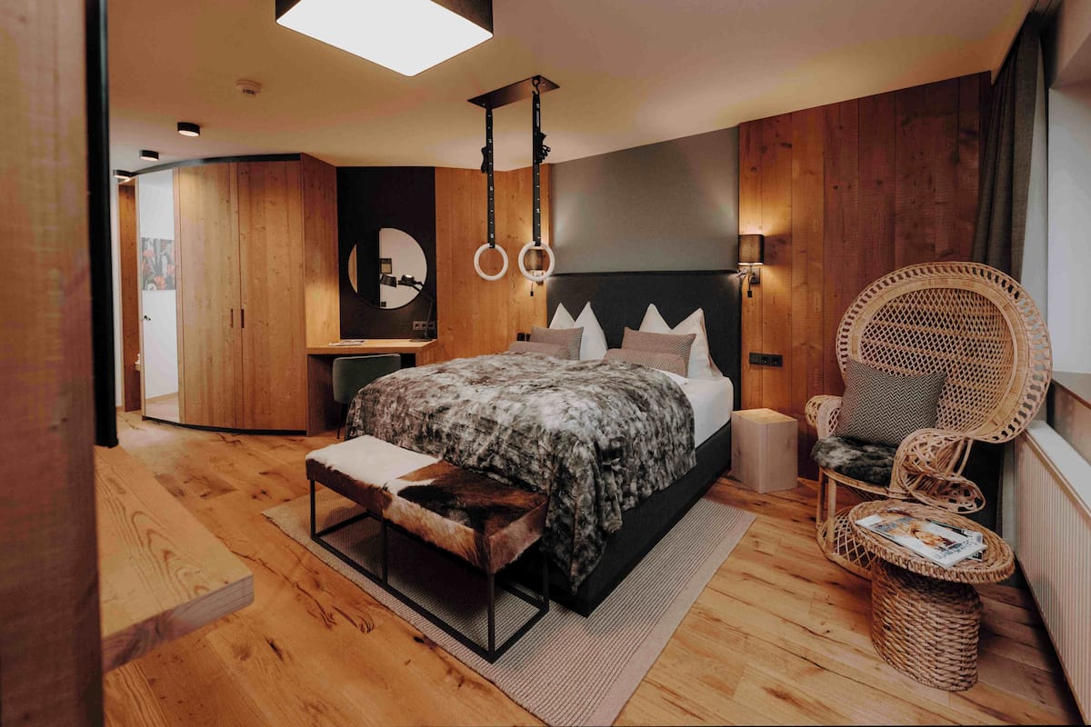 Familierom | Safe på rommet, individuelt dekorert, wi-fi (inkludert) og sengetøy