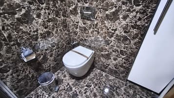 Junior-Suite | Badezimmer | Dusche, kostenlose Toilettenartikel, Haartrockner, Hausschuhe