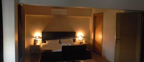 Suite | 1 slaapkamer, een kluis op de kamer, een bureau, geluiddichte muren