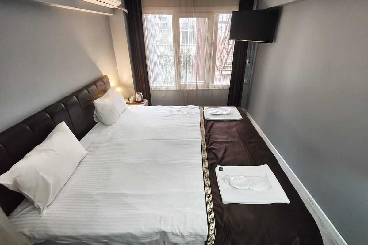 Junior-sviitti | 1 makuuhuone, tallelokero huoneessa, työpöytä, äänieristys