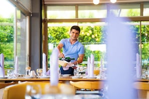 2 restaurantes; se sirve desayuno, almuerzo y cena