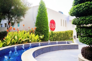 2 restaurantes; se sirve desayuno, almuerzo y cena