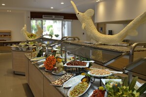 2 間餐廳；供應早餐、午餐、晚餐；多國菜