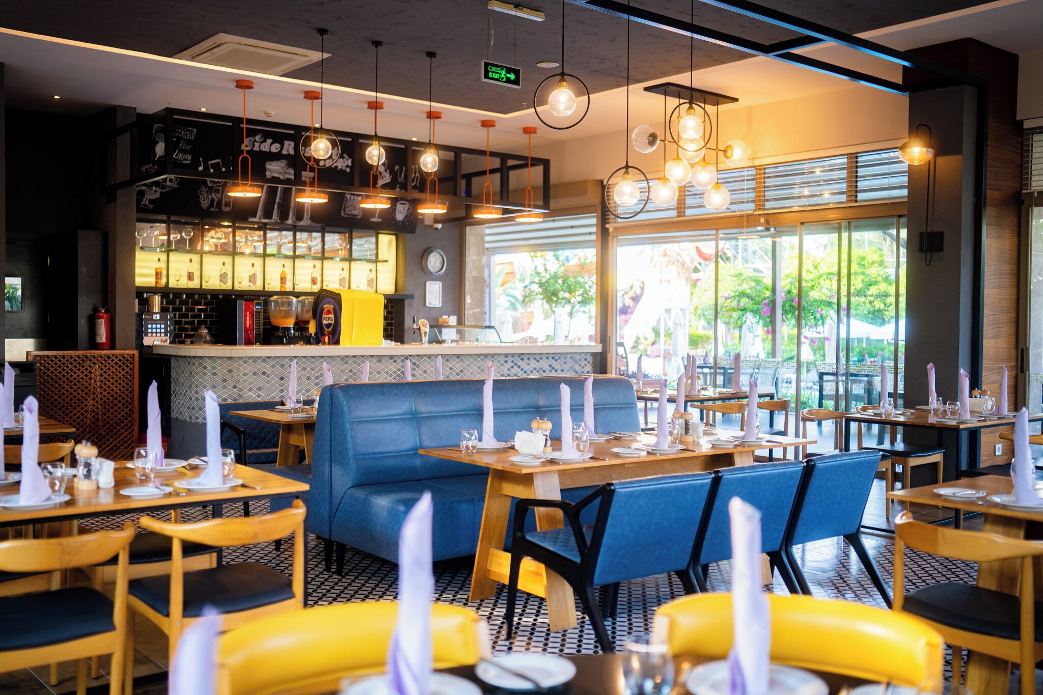 2 restaurantes; se sirven desayunos, almuerzos y cenas