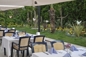 2 ravintolaa, joissa tarjoillaan aamiainen; kansainvälinen keittiö