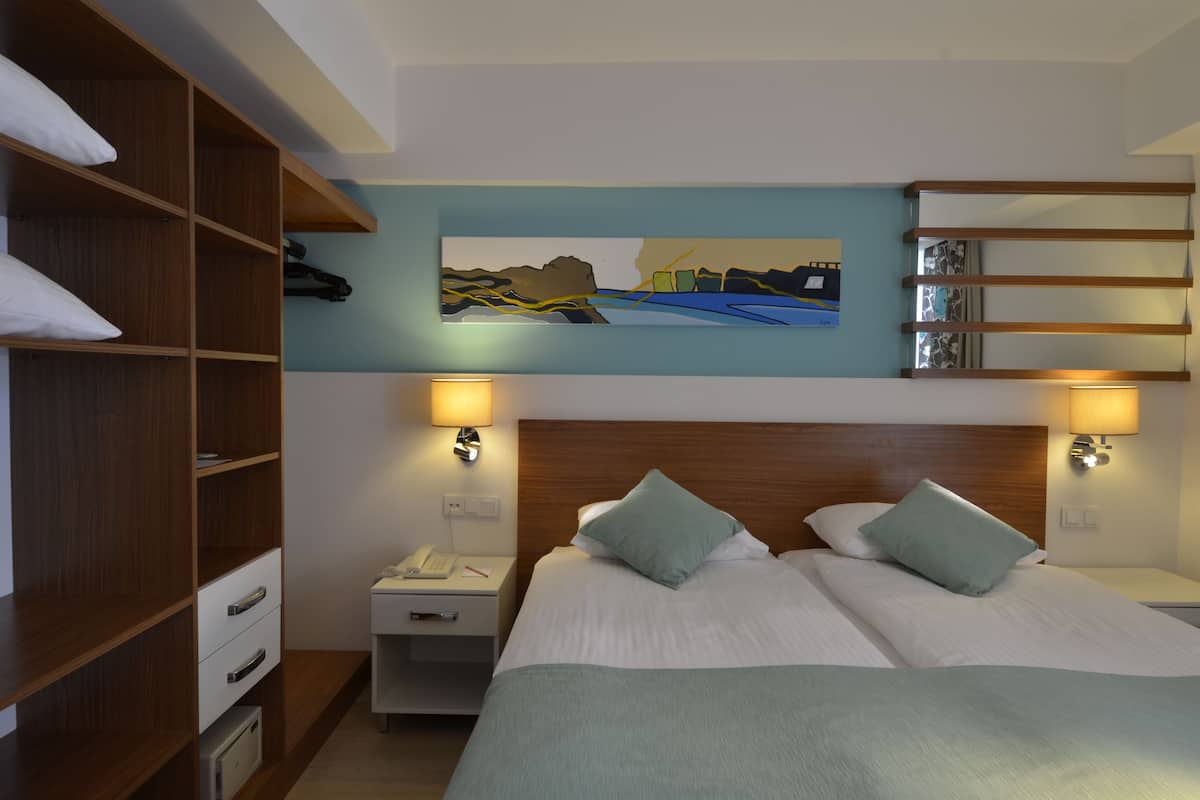 Premium bedding, in-room safe, WiFi (free), bed sheets