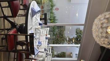 2 restaurants, breakfast, lunch, dinner served; international cuisine