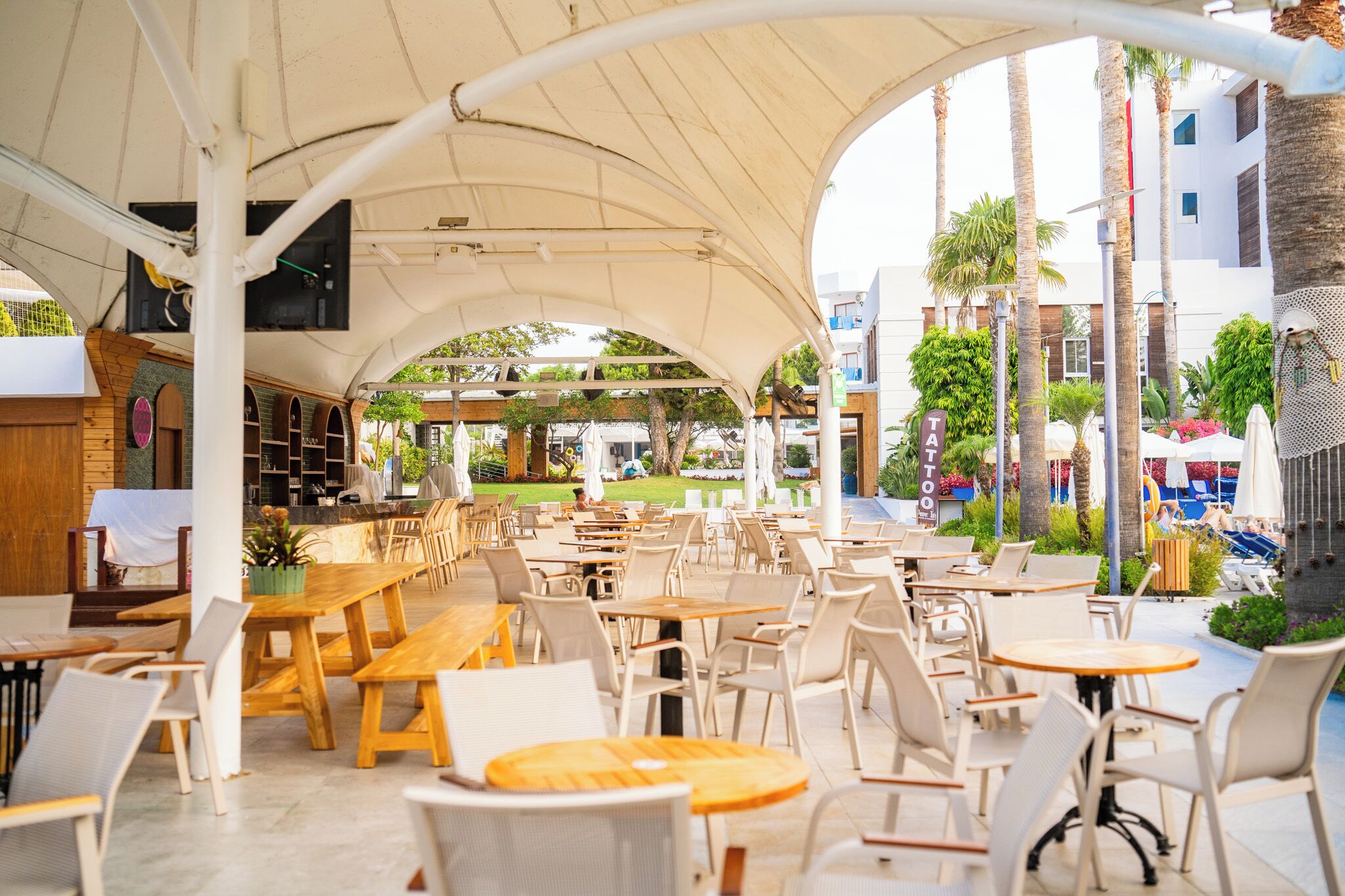 Bar en bord de piscine