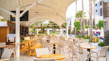 Bar en bord de piscine