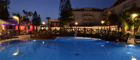 Piscina a l'aire lliure, para-sols i gandules