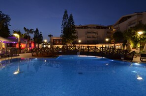 Outdoor pool, pool umbrellas, sun loungers - Calimera Side Resort (Manavgat)