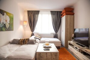 2 Schlafzimmer, hochwertige Bettwaren, Bügeleisen/Bügelbrett