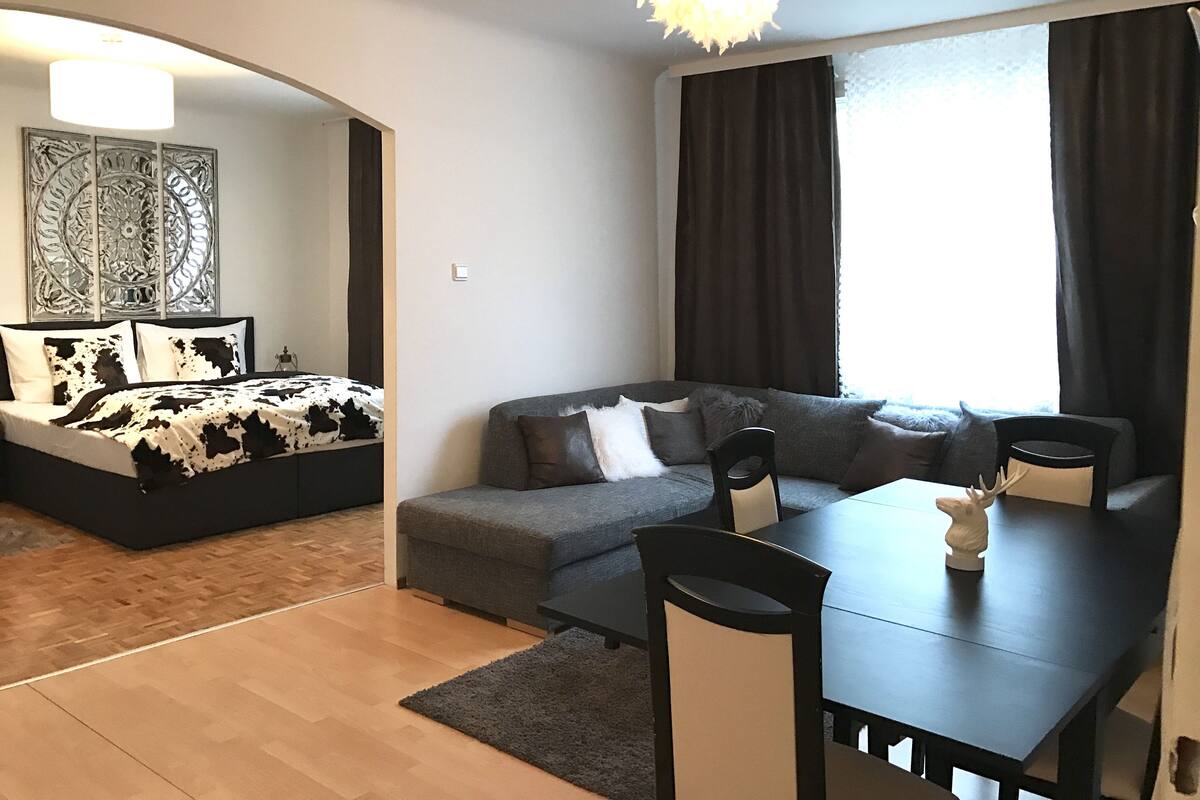 Suite, Mehrere Betten | Wohnzimmer | Flachbildfernseher