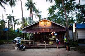Der serveres morgenmad, frokost og lokale og internationale retter