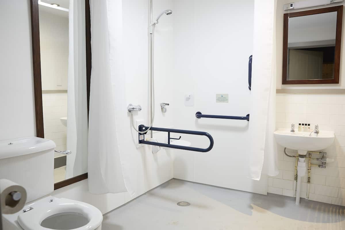 standard double room | bathroom | combined shower/bathtub, hair dryer, towels