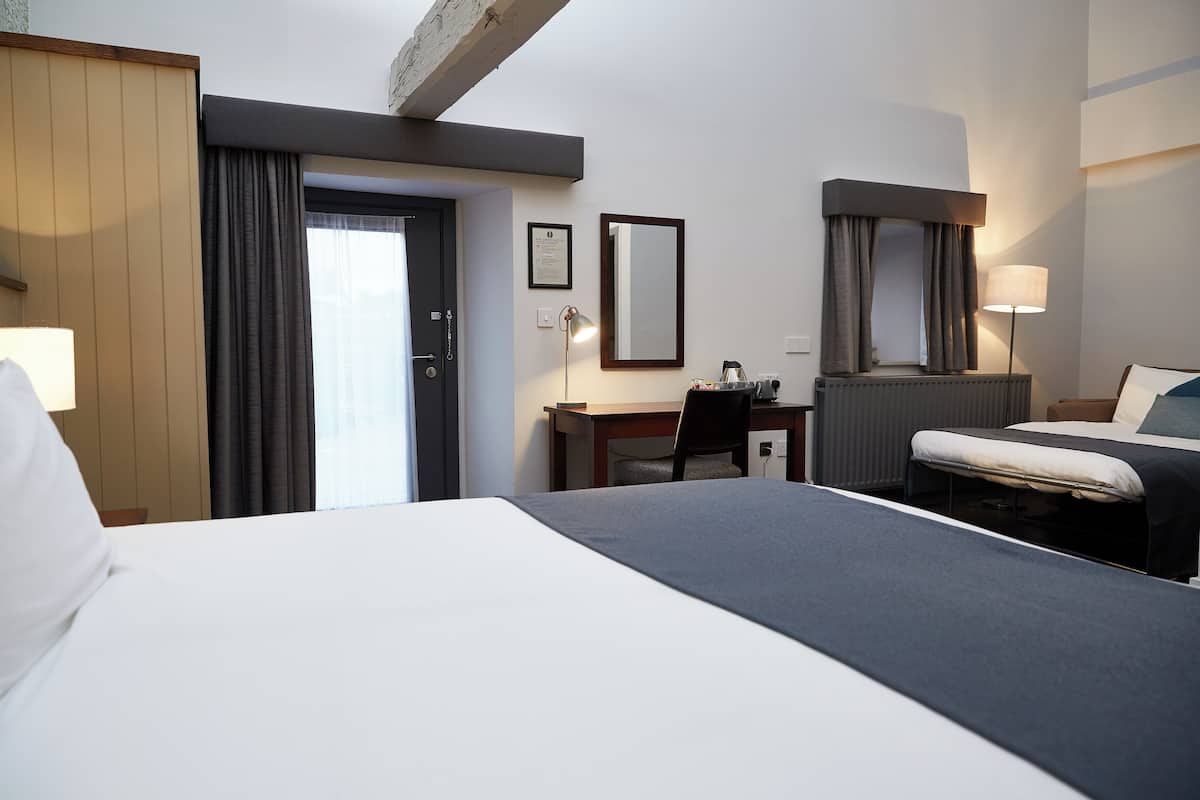 Family Room Sleeps 4 | Meja, seterika/papan seterika, Wi-fi percuma, cadar katil