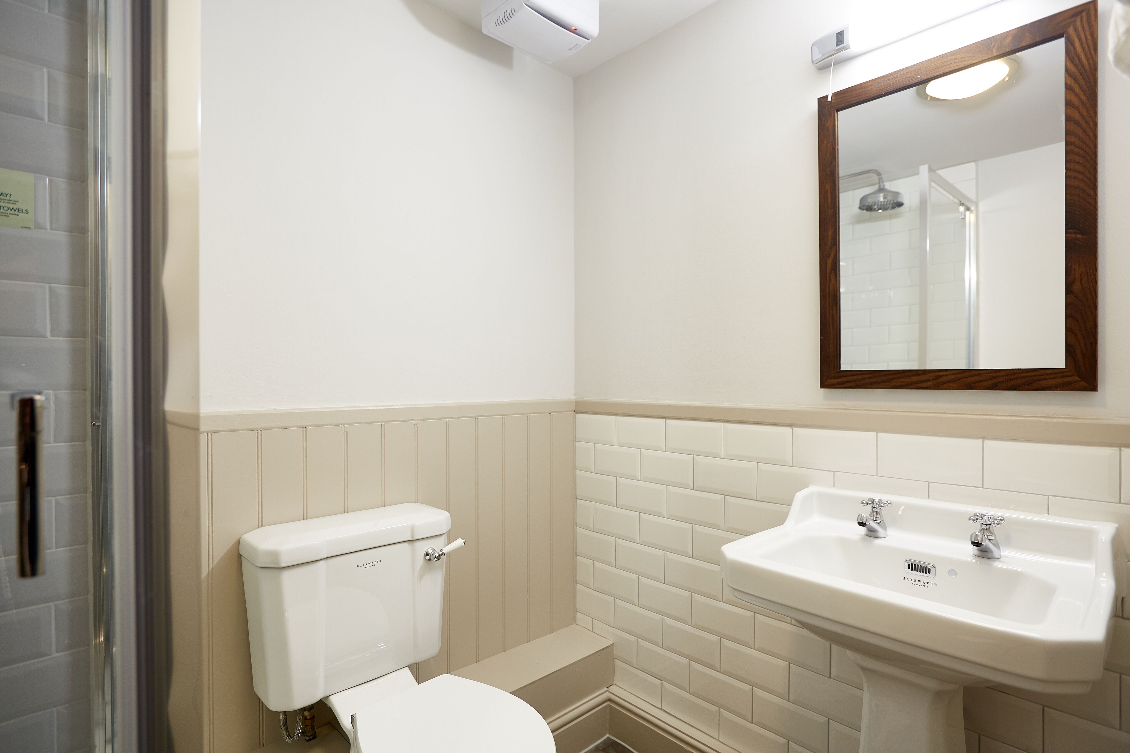 combined shower/bathtub, hair dryer, towels