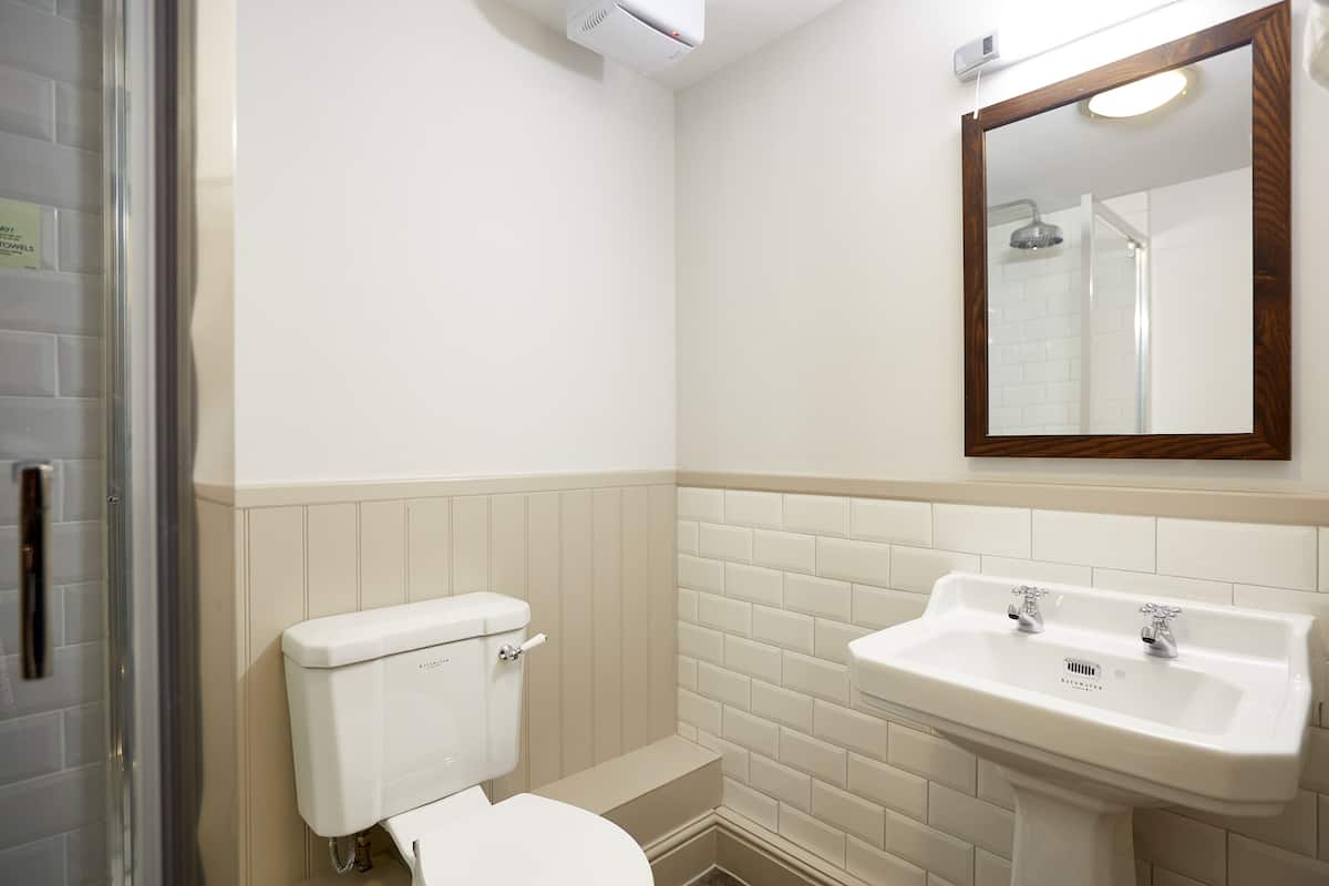 combined shower/bathtub, hair dryer, towels