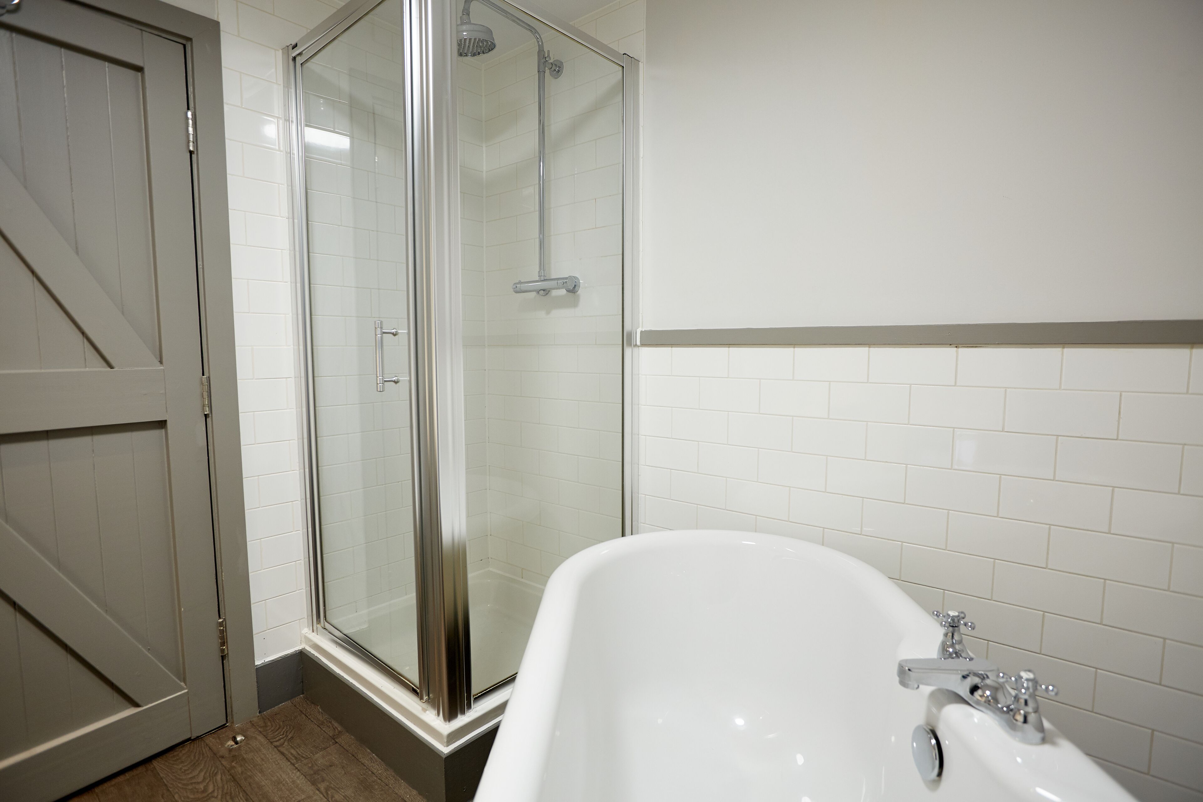 combined shower/bathtub, hair dryer, towels