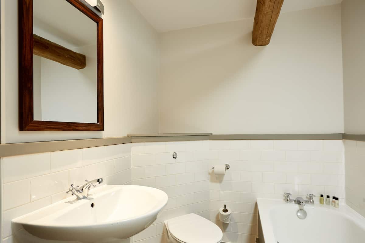 combined shower/bathtub, hair dryer, towels