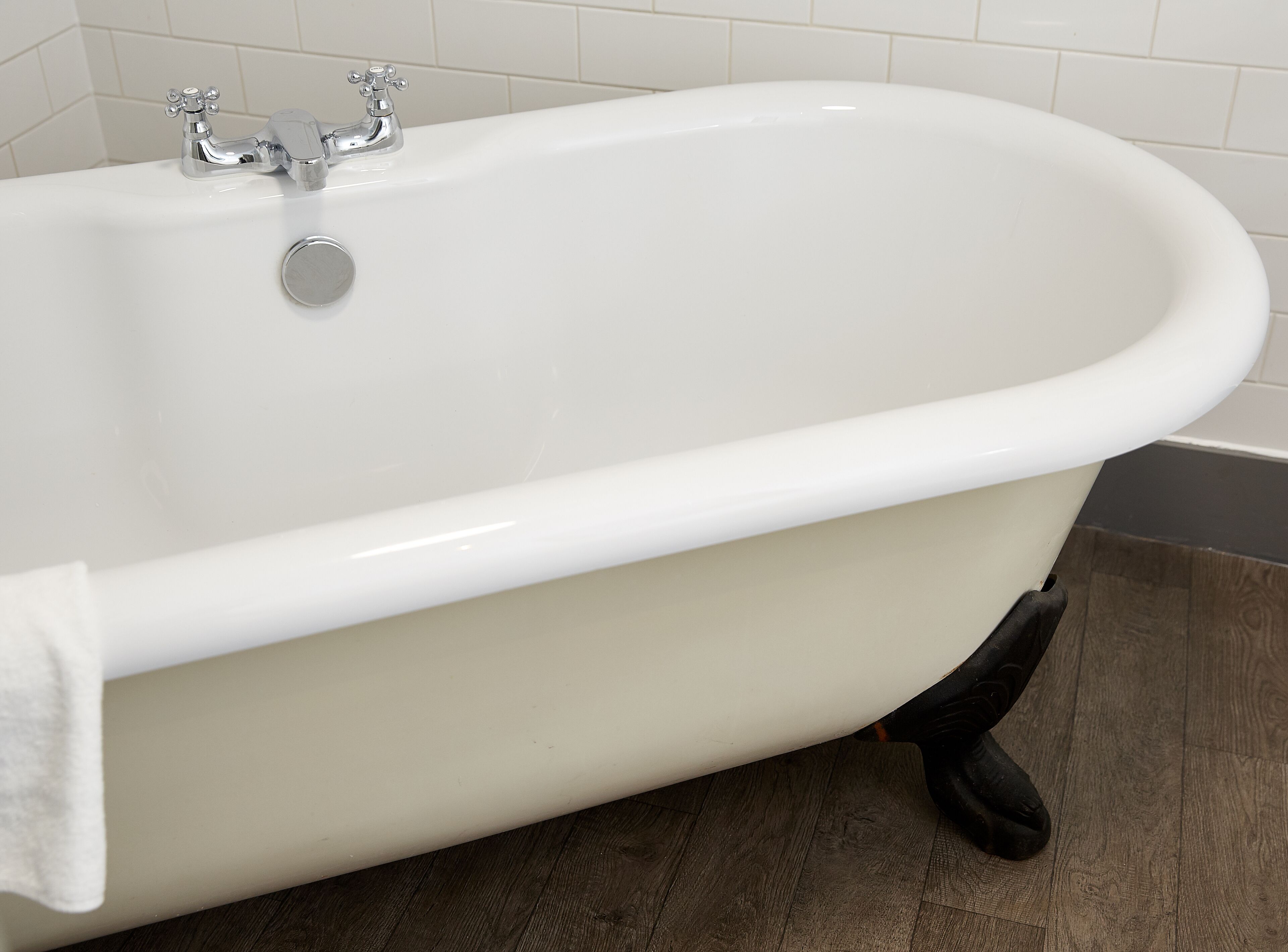 combined shower/bathtub, hair dryer, towels