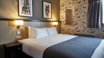 Escritorio, tabla de planchar con plancha, wifi gratis y ropa de cama