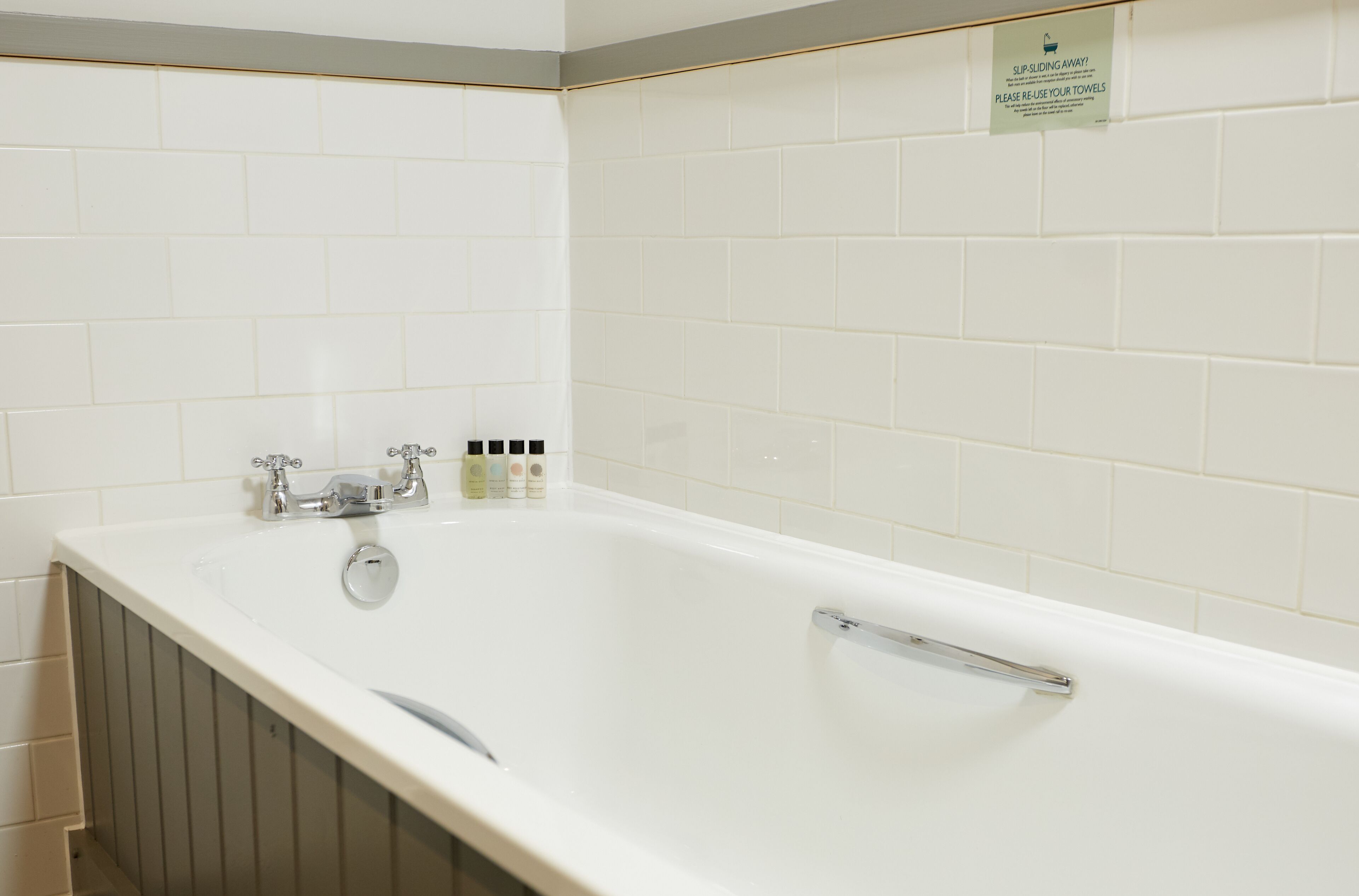 combined shower/bathtub, hair dryer, towels