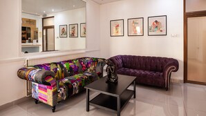 Lobby sitting area - OYO Osterley Park (Isleworth)