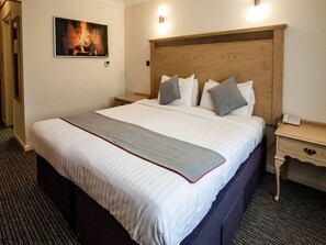 デスク、可動式ベッド、WiFi (無料)