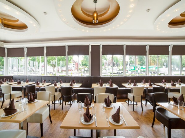 Middag serveres, indiske retter