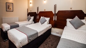 Deluxe Triple Room | Desk, rollaway beds (surcharge), WiFi (free) - OYO Osterley Park (Isleworth)