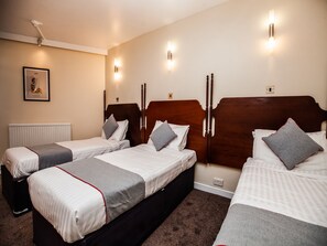 Deluxe Triple Room | Desk, rollaway beds, free WiFi - OYO Osterley Park (Isleworth)