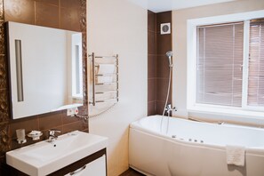 Suite | Bathroom | Shower, hair dryer, towels