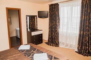 Suite | Minibar, in-room safe, soundproofing, free cribs/infant beds