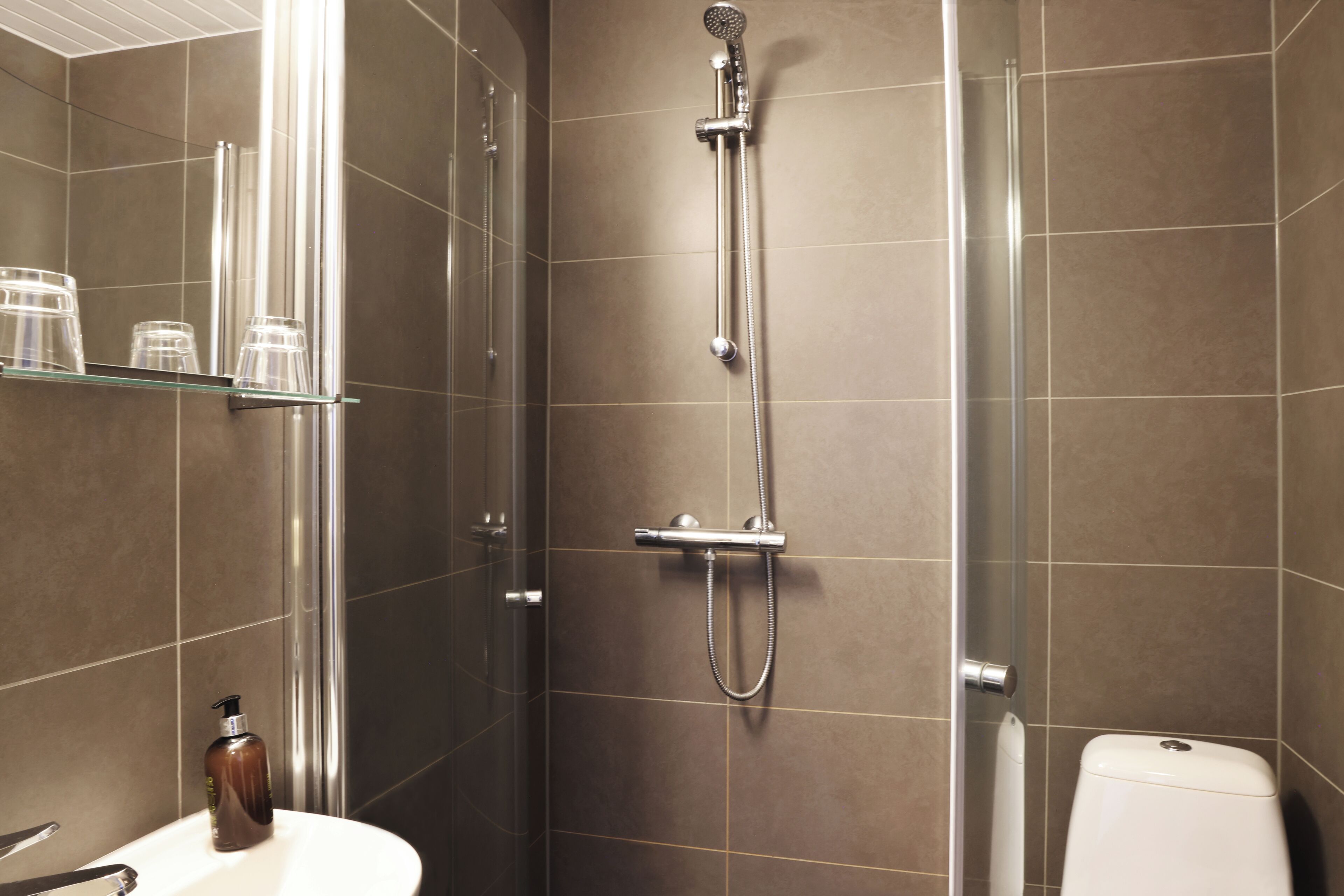 economy double | bathroom | free toiletries, hair dryer, towels, soap