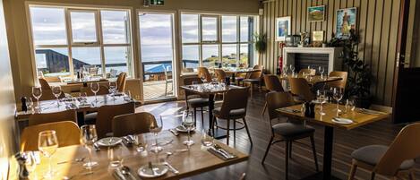 Petit déjeuner et dîner servis sur place, spécialités Cuisine locale