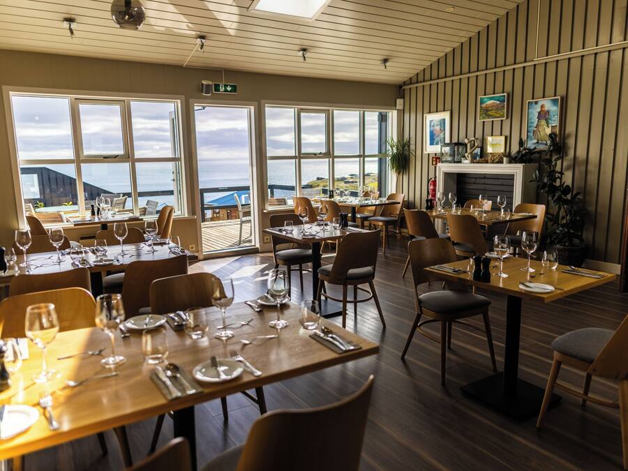 Sarapan dan makan malam dihidangkan, masakan tempatan