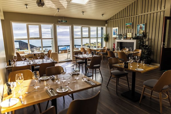 Petit déjeuner et dîner servis sur place, spécialités Cuisine locale