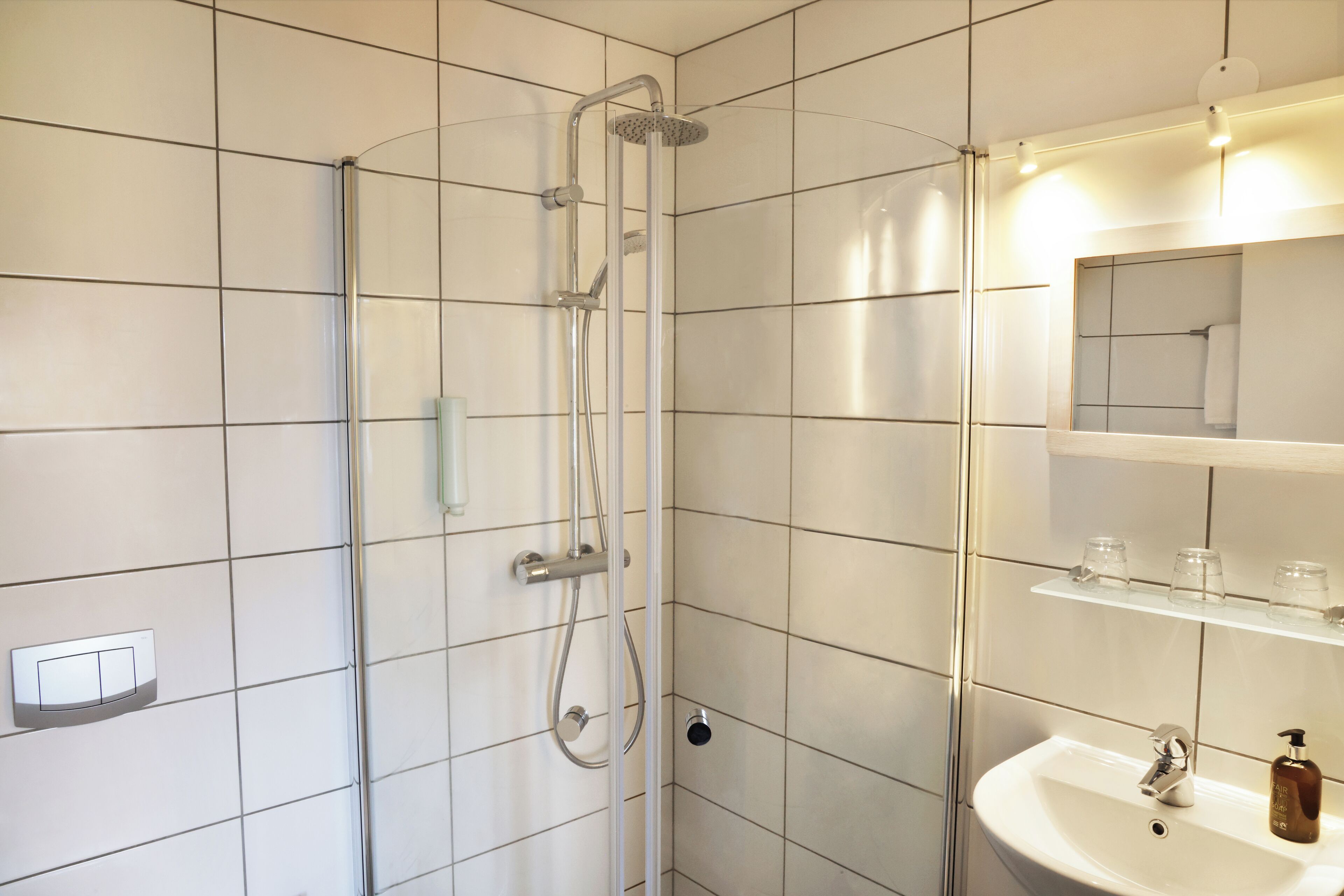 standard double room | bathroom | free toiletries, hair dryer, towels, soap