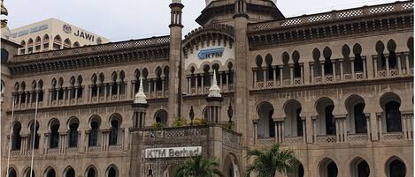 Estação de Kuala Lumpur com uma grande cúpula e arcos, exibindo o logotipo da KTM.