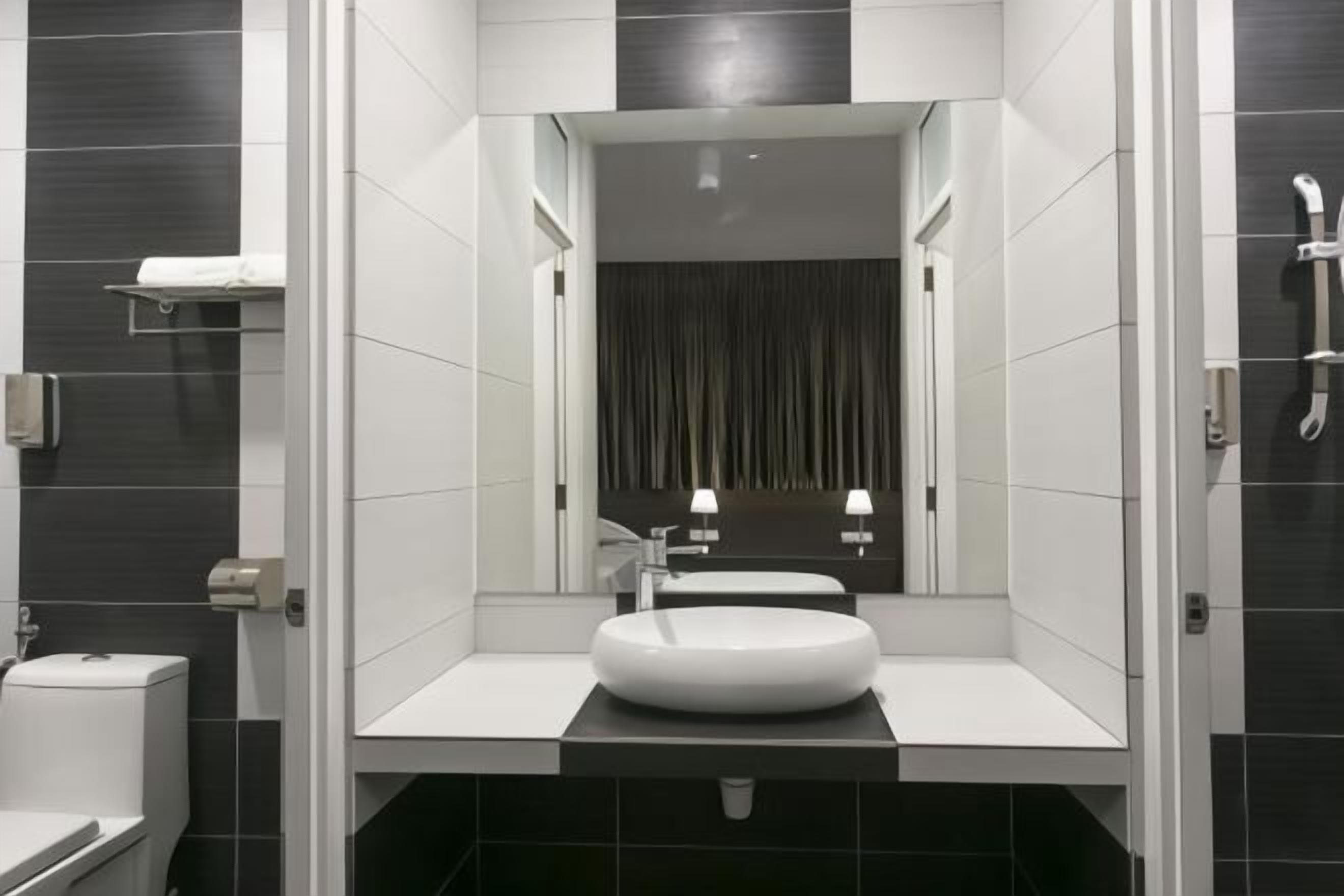 Kamar mandi | Shower, perlengkapan mandi gratis, pengering rambut, dan handuk