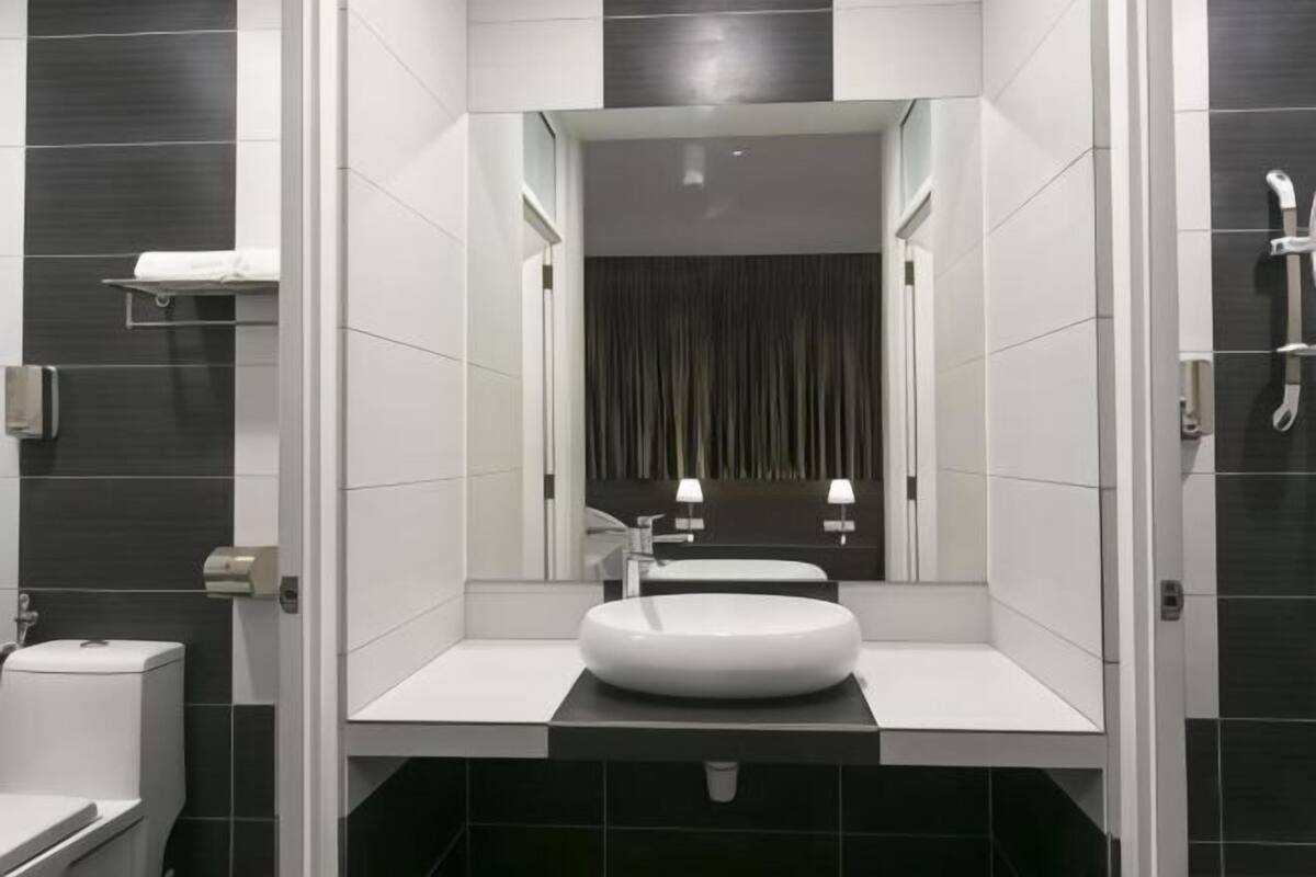 Salle de bain | Douche, articles de toilette (gratuits), séchoir à cheveux