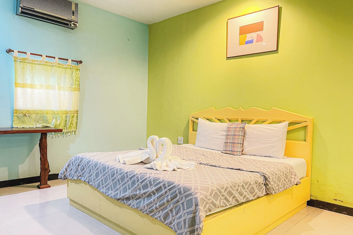 Standard Double Room | Free WiFi, bed sheets