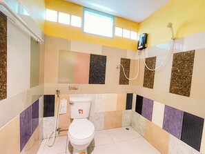 Standard Twin Room | Bathroom | Shower, rainfall showerhead, free toiletries, towels - Kanta Hill Resort (Lan Saka)