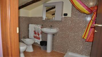 Shower, free toiletries