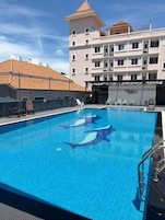 Una piscina al aire libre