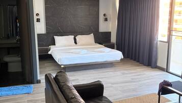 Suite | Desk, free WiFi, bed sheets